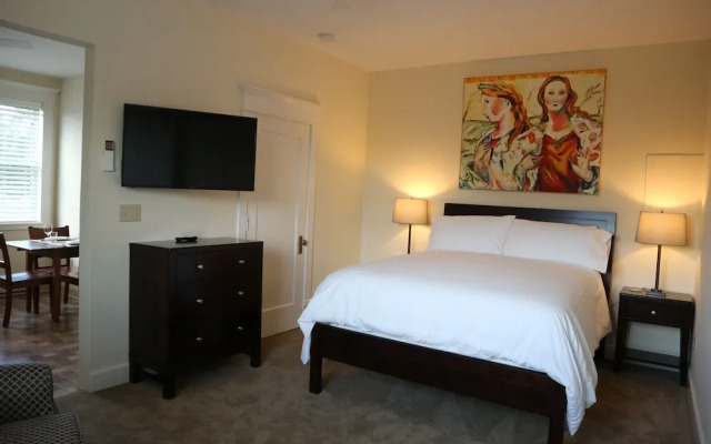 Tawsty Flower - Haines Suites