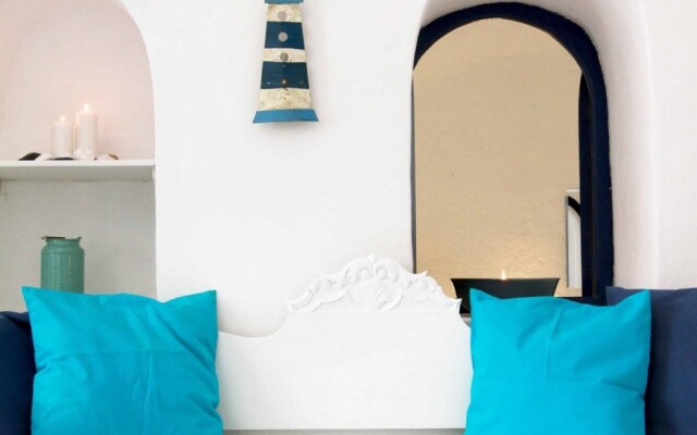 Blu Bianco Cave House