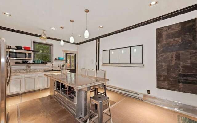 Stylish 4 Bedroom Home Near Philadelphia