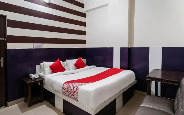 OYO 60800 Hotel Landlord