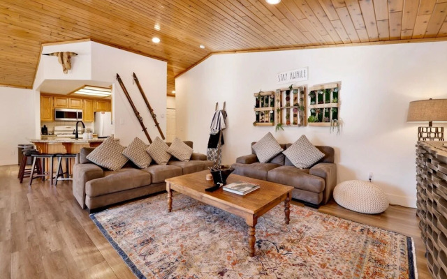 2051- Bearvenidos 4 Bedroom Home by RedAwning