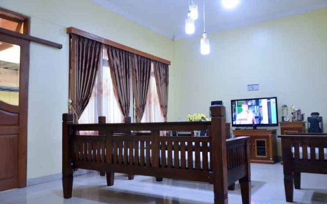 Rumah Kuning Bandung – Guest Rooms – Parompong