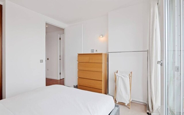 Lovely 1bed W/balcony on the River Thames