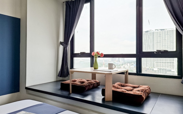 Stylish Blue And Strategic Studio At Apartment Collins Boulevard