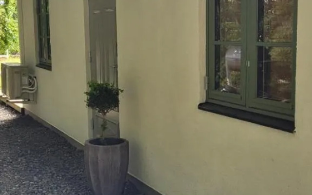Mysigt hus i liten by nära havet