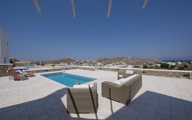 Nephiria's Villa Danelina next to Ornos&Psarou beach