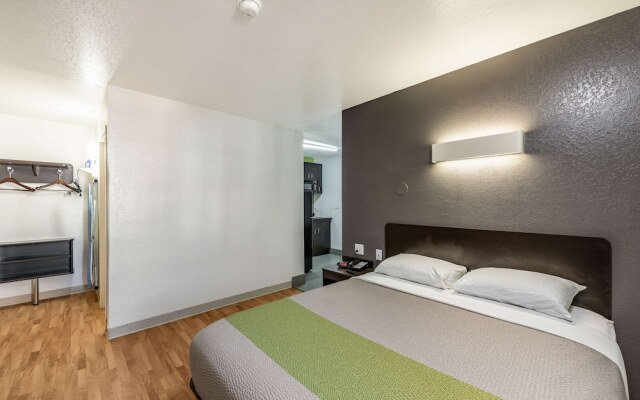 Studio 6 Monroe, LA - Hwy 165