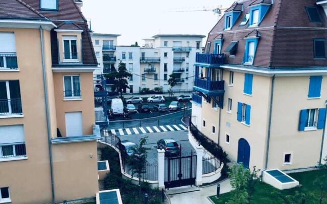 Apartment in Paris Suburb, 15 minutes to center.