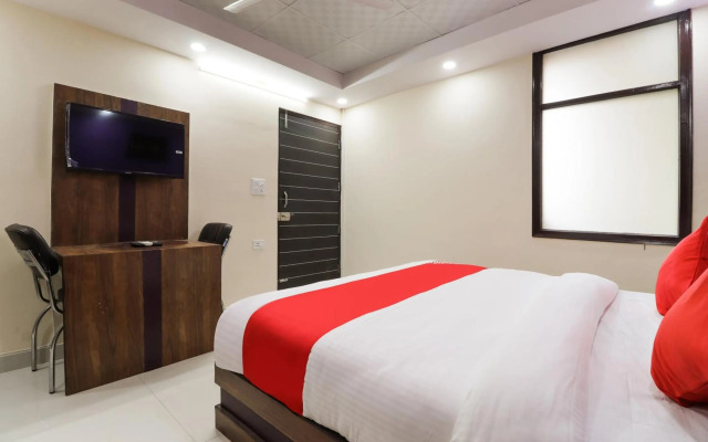 Flagship 75893 Hotel Maharaja Gold