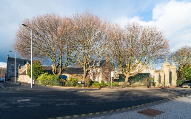 Quirky 1 Bedroom Apartment Next to Holyrood Palace