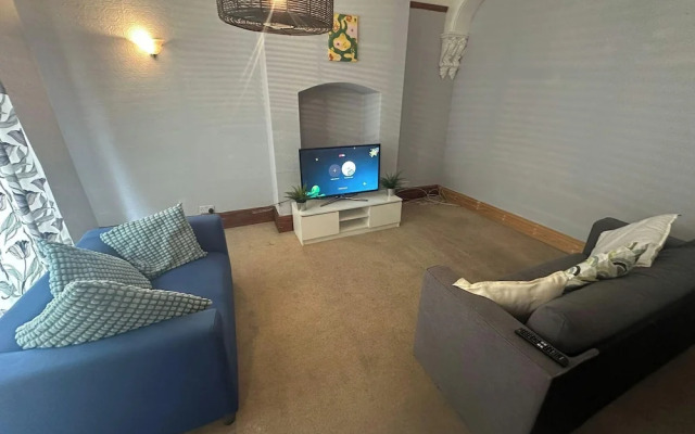 Spacious House- Parking, Garden & Central Location