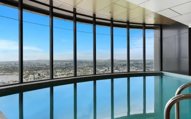 2BR Luxury Skytower CBD Pool Gym Netflix