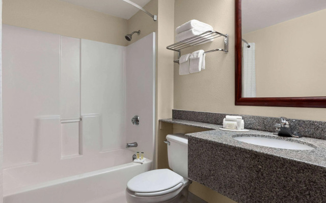 Super 8 by Wyndham Germantown/Milwaukee