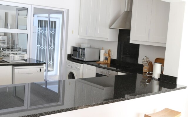 Camps Bay Holiday Home - Walk to the Beach