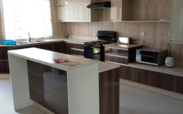 4 Bedrooms Exclusive Apartment in Jesmondin