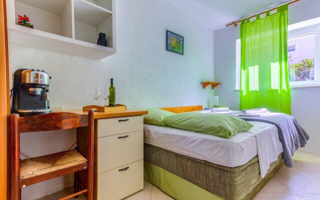 Studio With Shared Garden, 3 min Walk to the Beach