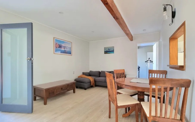 Lovely 2- Bedroom Unit with Free Parking