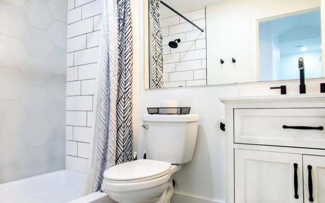 Stylish 3 Bedroom Home Private Balcony Patio