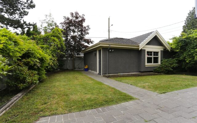 Grand 4 Bedroom Vacation House near Vancouver Downtown