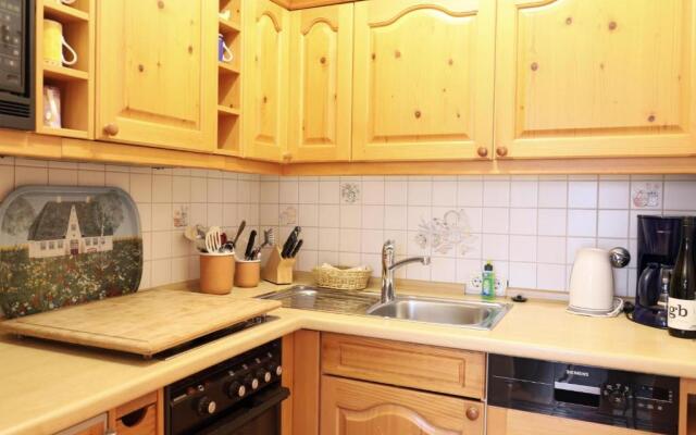 Freundliches 2-Zimmer-Appartement mit Kieferneinrichtung und einem Balkon.