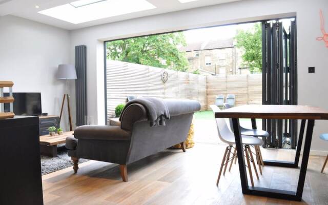 Spacious 2 Bedroom Flat With Garden