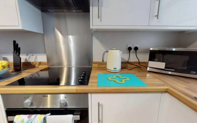 Stayzo 2BR House Accommodation in Peterborough