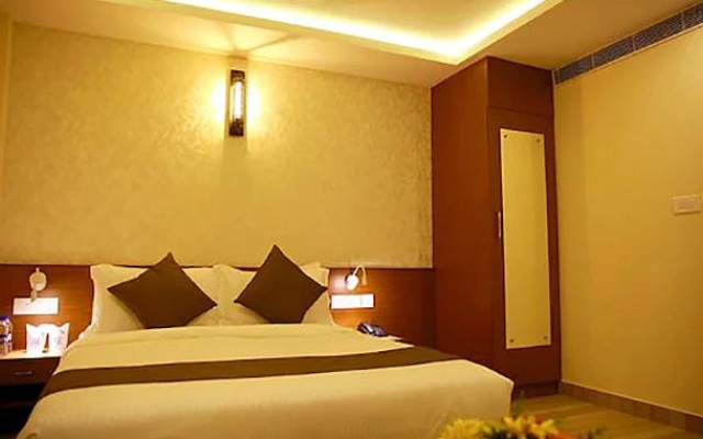 Prime D Chandlier By FabHotel
