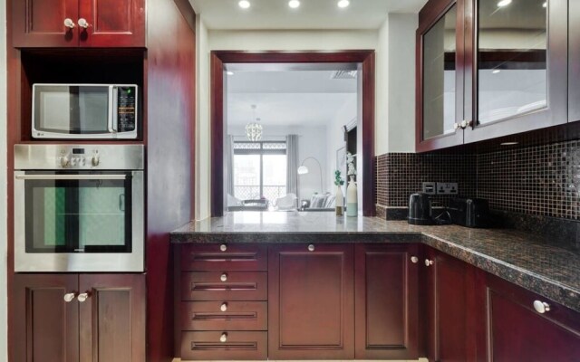 Retreat to Elegant Apartment in Old Town