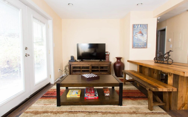 Quaint 2 Bedroom Minutes From Gondola