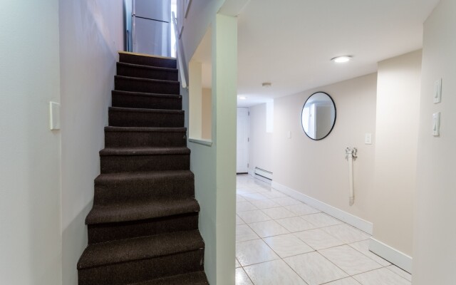 Charming Brownstone Apt near NYC
