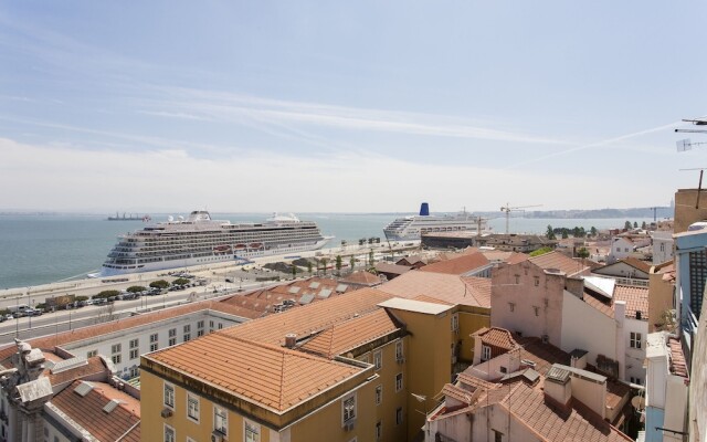 ALTIDO Bright 2BR Apt w/River Views &balcony in Alfama, moments from Santa Apolonia train station