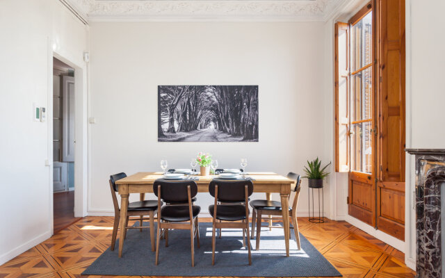Sol in Barcelona with 2 bedrooms and 2 bathrooms
