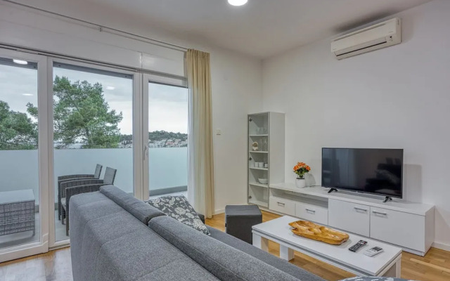 Cikat Bay Modern Apartment