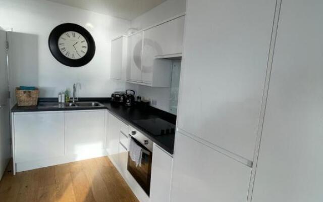 Seaview flat with balcony, spacious 2 bedroom
