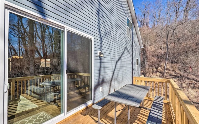 Charming Retreat w/ Mtn Views: Walkable Location!