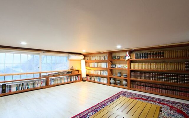 Goseong Hwapoli Pension