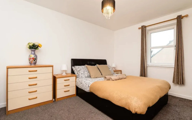 3 Bedroom House - Free Parking