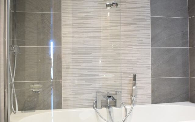 Newly Refurbished Thameside Apartment