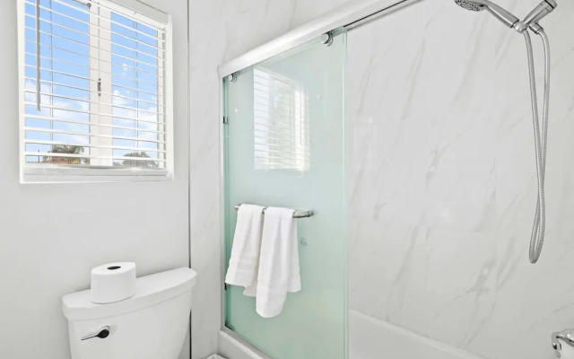 Spacious Retreat Near Iconic LA Sights