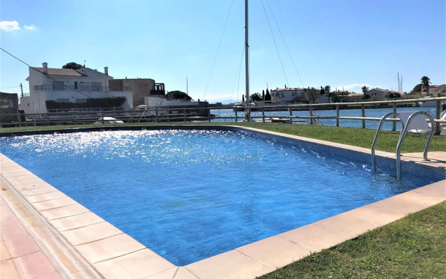 Apartamento en Roses con vistas al canal y piscina