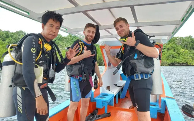4 Sisters Divers