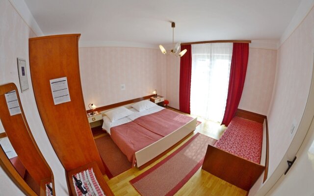 Apartment and Rooms Ruža