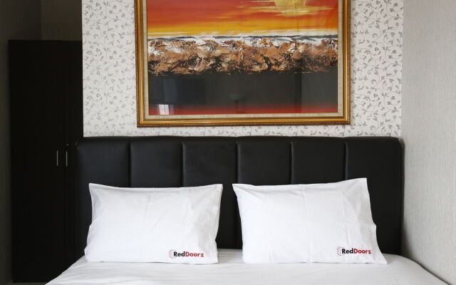 RedDoorz @ Slipi Jaya