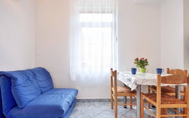 Apartment Toma - 200 m from beach: A1 Omis, Riviera Omis