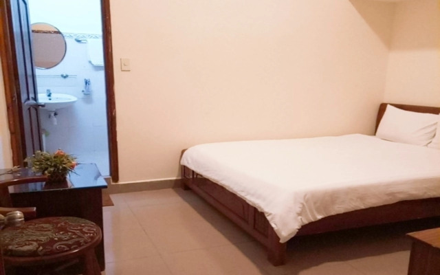 Quang Chien Hotel by Zuzu