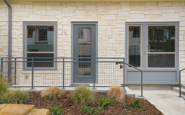 1 BR and 2 BR near Downtown by Frontdesk