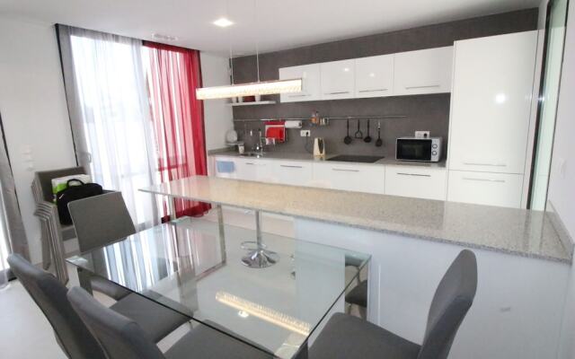 Villa con piscina Activa28
