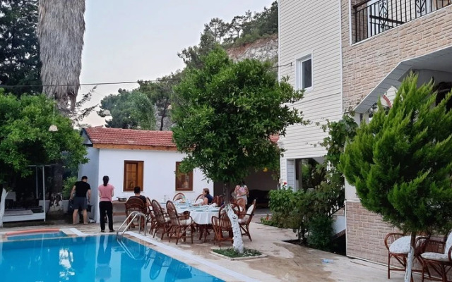 Felicity Hotel & Bungalows