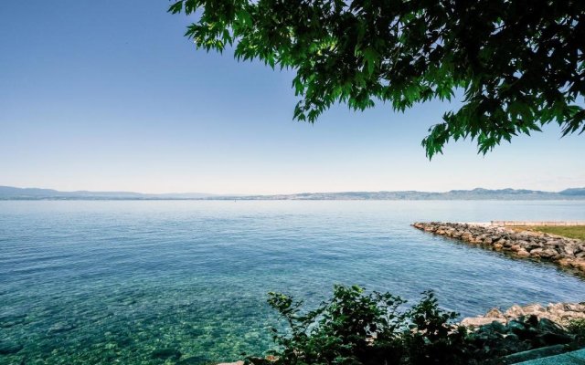 Pieds dans l'eau - Lac Léman - 2 min Evian - Spacieux