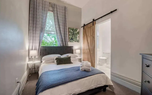 Casa Queen East Jaw Dropping 3BR Suite